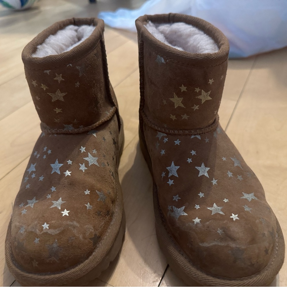 Kids UGG Brown Boots with Star Design - size 1